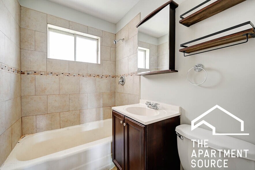 Building Photo - 1735 W Bryn Mawr Ave