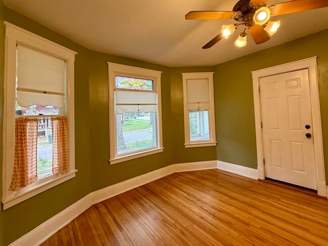 Building Photo - 603 S Batavia Ave