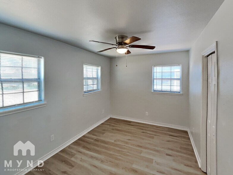 Building Photo - 1721 Whiting Dr