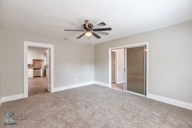 Building Photo - XL HOME!  3 bed, 1 bath, LOTS OF ROOM!