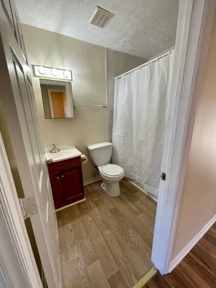 Building Photo - 641 lovedale dr