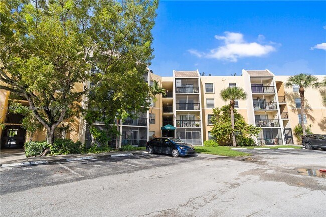 Building Photo - 8005 Lake Dr