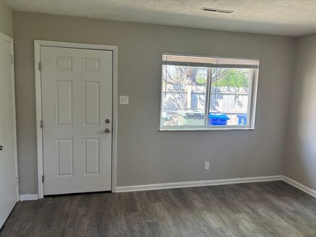 Primary Photo - Comfortable Living in a Cozy 2-Bedroom Dup...