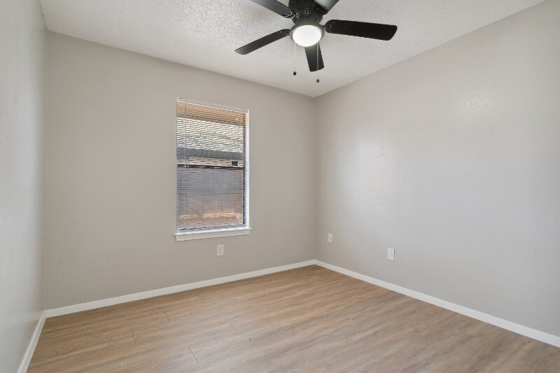 Building Photo - 2804 S Meadow Dr