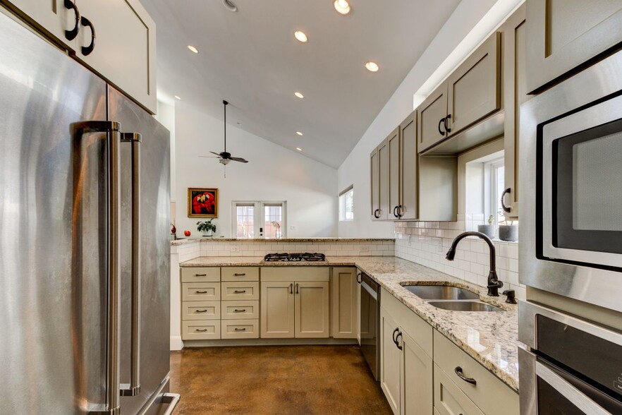 Building Photo - 2715 Zaragosa St