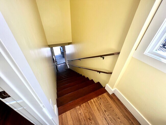 Building Photo - Charming 2 bed 1 bathroom unit in Pacific ...