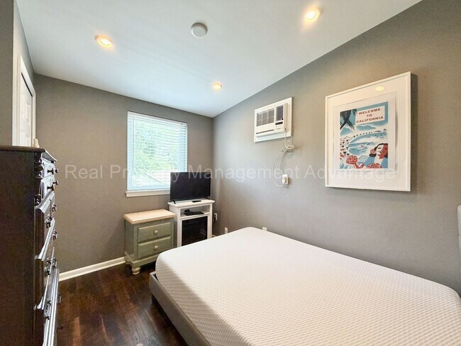 Building Photo - 340 E. Cambourne.