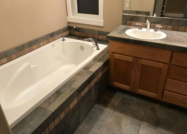 Building Photo - Home in NWX!!