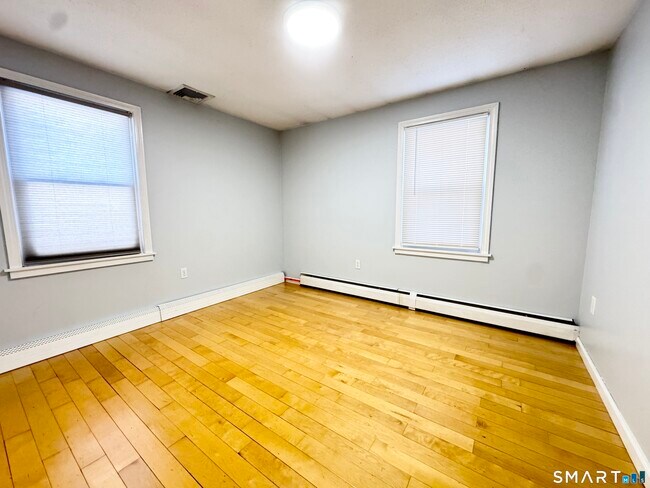 Building Photo - 8 Wildwood Rd