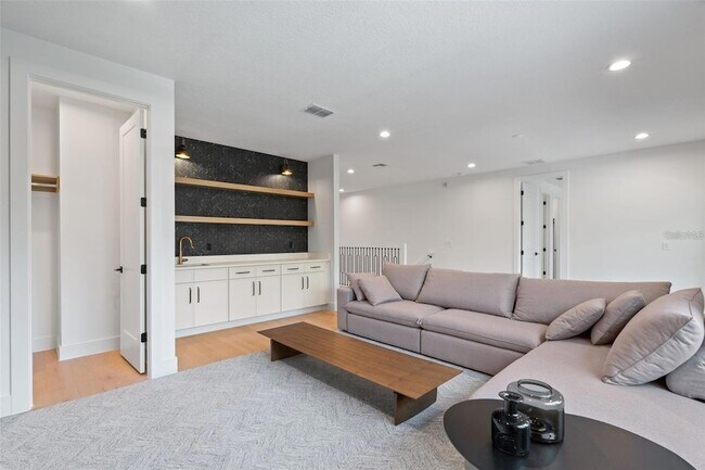 Building Photo - 6564 Lagoon St