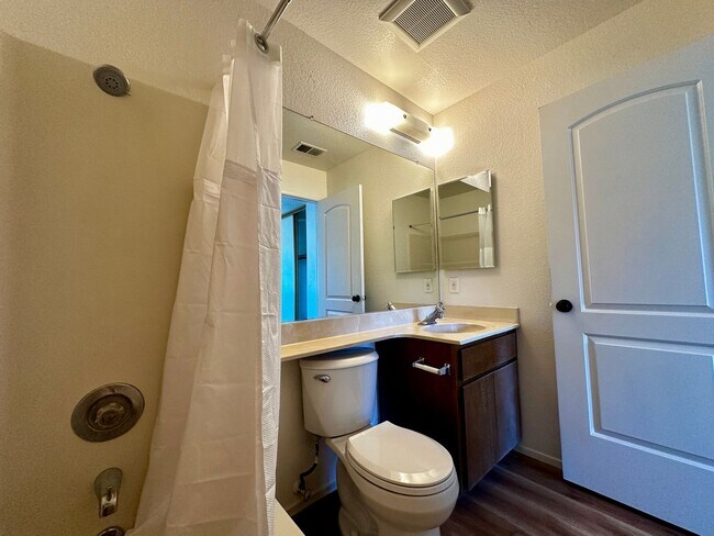 Building Photo - Bridgeview top floor condo with tree top w...