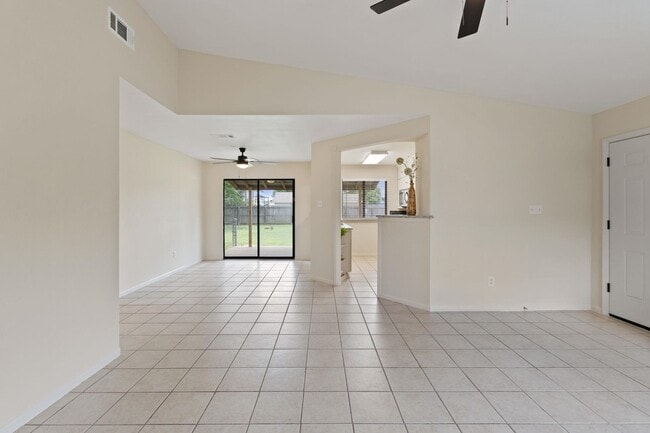 Building Photo - 609 Aspen Ln