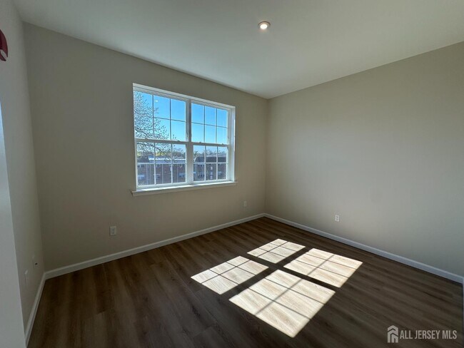 Building Photo - 88 Louis St