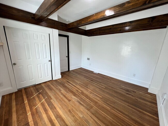 Building Photo - Stylish 2-Bedroom Unit Featuring Decorative Fireplace