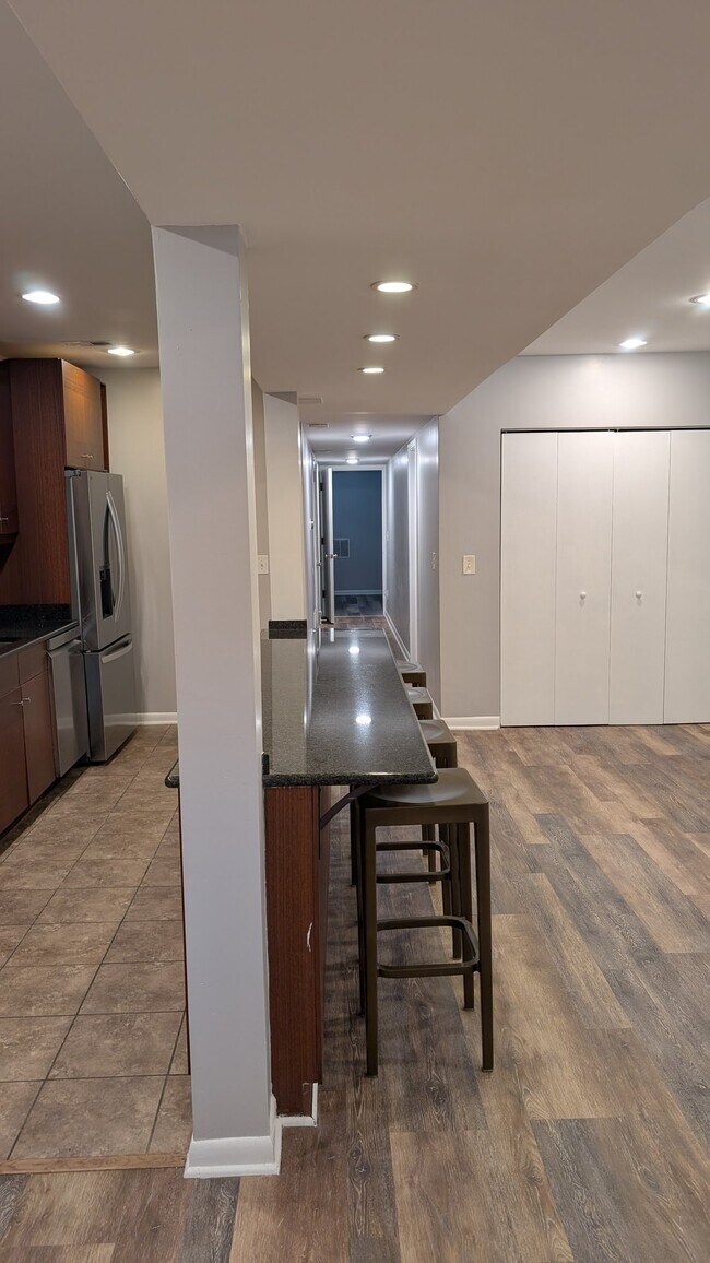 Building Photo - 429 E 45th Pl