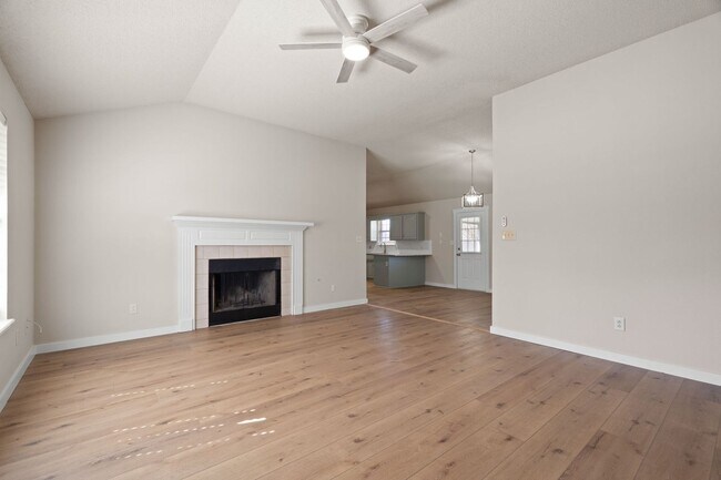 Building Photo - Newly Remodeled Beautiful 3 Bedroom Home