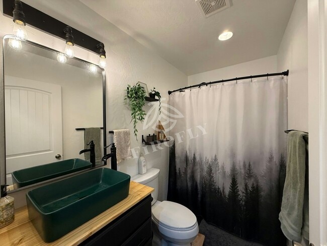 Building Photo - 844 Tori Cir