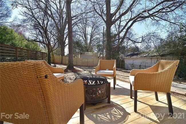 Building Photo - Remodeled 3 bed, 2 bath home in Plaza-Shamrock!