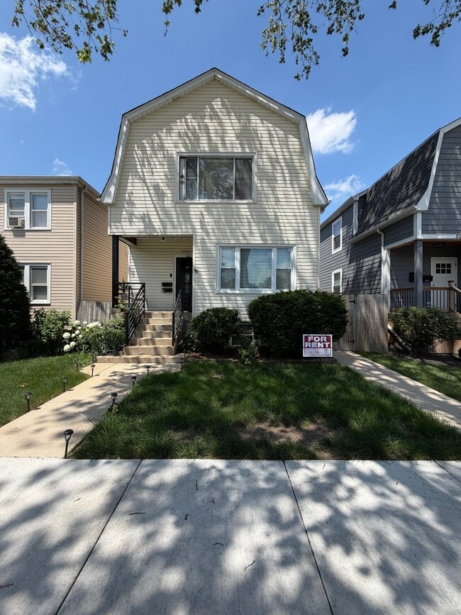 Building Photo - 5934 W Wilson Ave