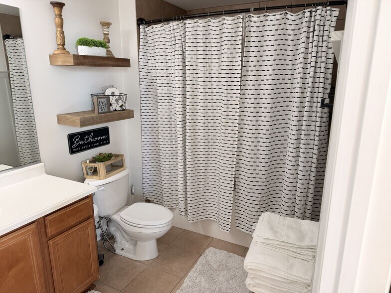 Building Photo - 1550 S Blue Island Ave