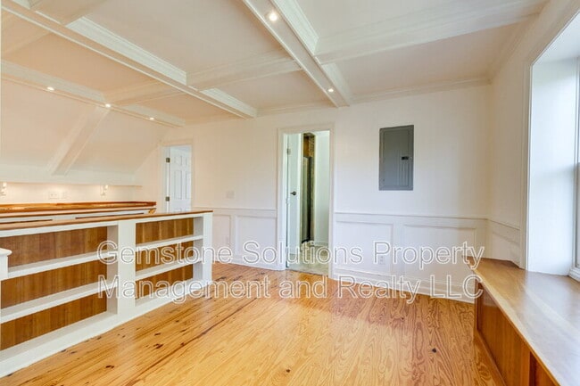 Building Photo - 502 32nd Ave S