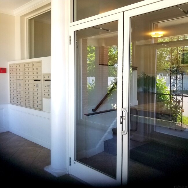 Building Photo - 185 Melba St