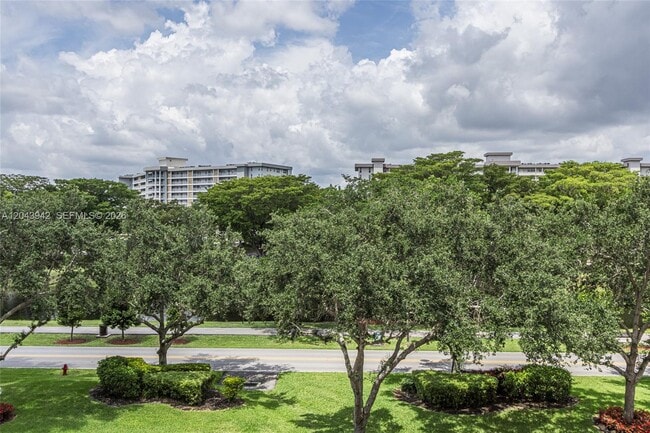 Building Photo - 3250 N Palm Aire Dr
