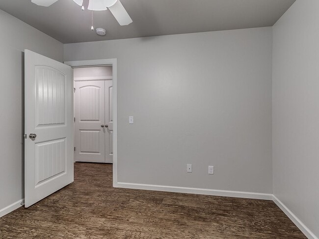 Building Photo - 2 Bedroom 2 Bath 1 Car Garage Duplex - Great location close to the Broadway Extension and 8 minut...