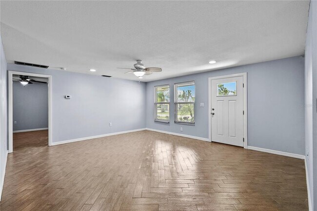 Building Photo - 4612 8th St Ct E