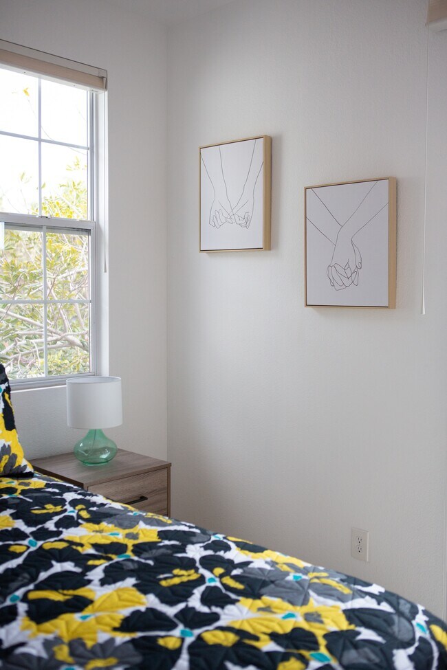 Building Photo - 593 Sweet Pea Pl