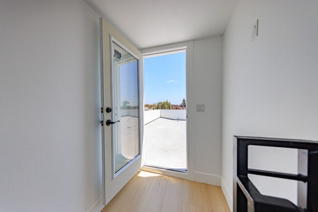 Building Photo - 1259 S Longwood Ave
