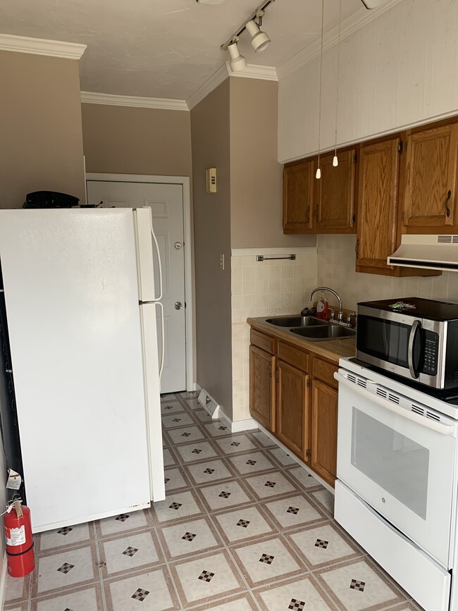 kitchen unit 3 - 128 W 2nd St