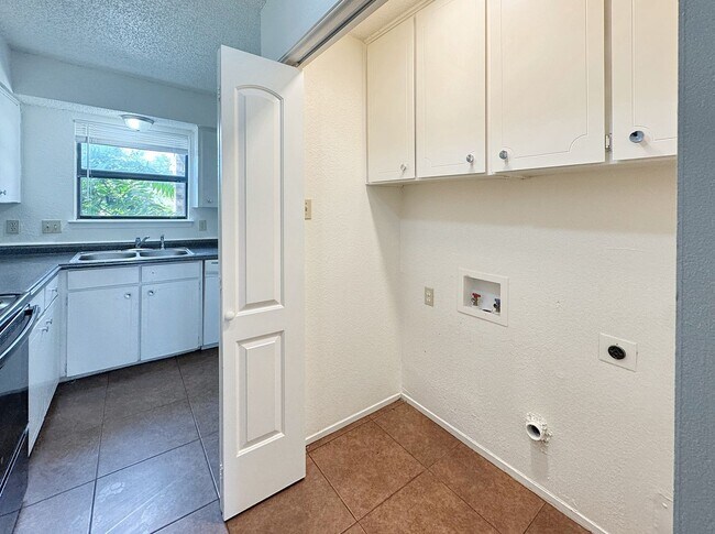 Building Photo - Modern Updates & Cozy Vibes Await!
