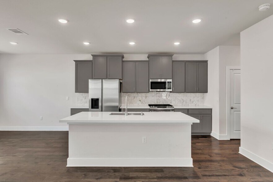 Building Photo - 15607 Ellinger Dr