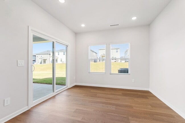 Building Photo - Stunning 3-Bedroom Residence in Oak Manor,...