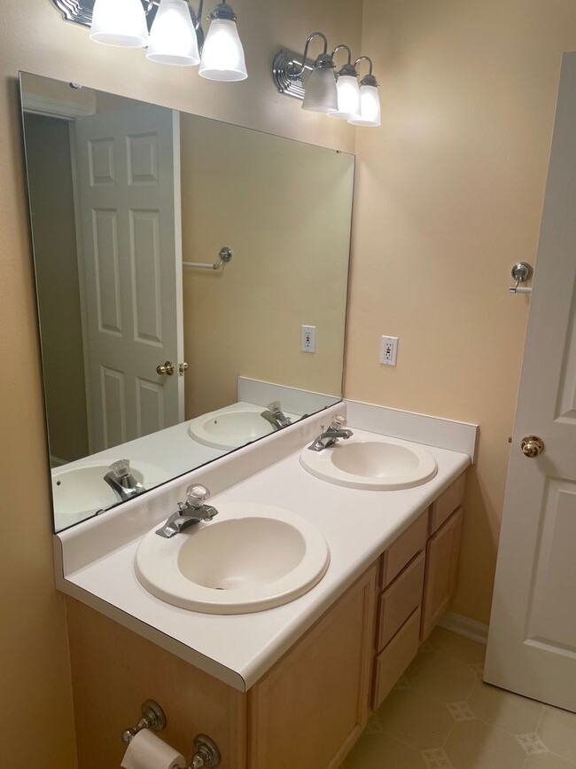 Building Photo - Huge 2/2.5 off Apalachee Parkway!