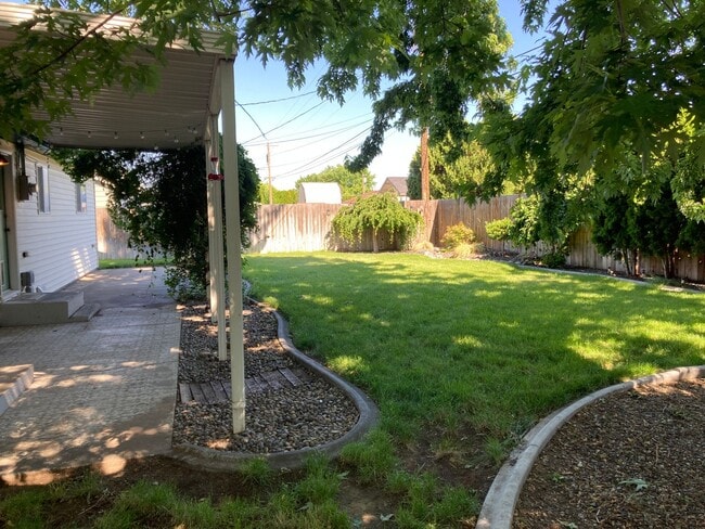 Building Photo - Kennewick Location w/a Country Flare!