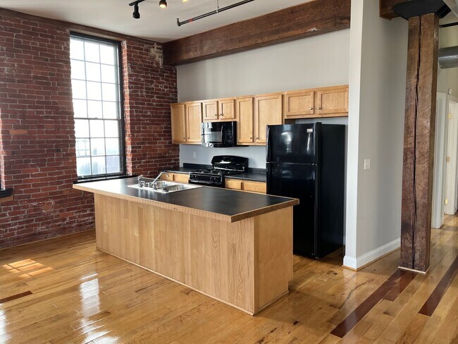 Primary Photo - 265 N Queen St