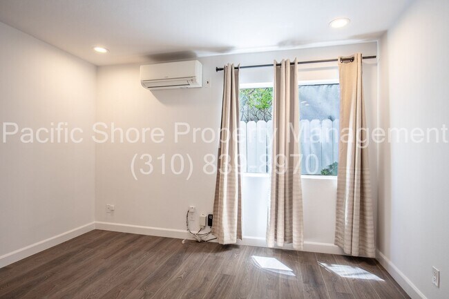 Building Photo - Updated 3-Bedroom First-Floor Condo in Prime Santa Monica Location