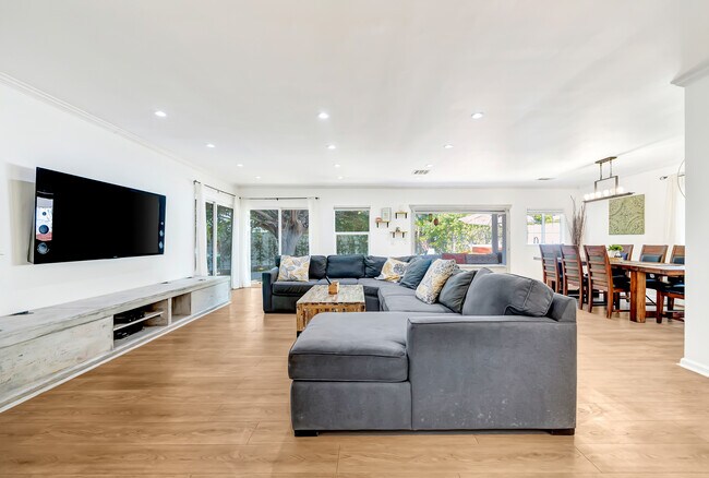 Building Photo - 7700 Oakdale Ave