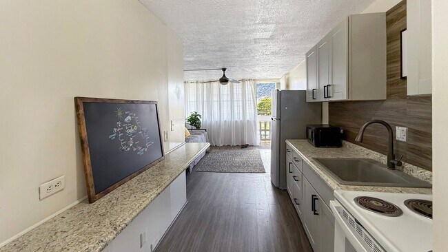 Building Photo - Ocean Front One Bedroom Condo Available at Makaha Beach Cabanas!