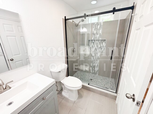 Building Photo - 581 Glenheather Dr
