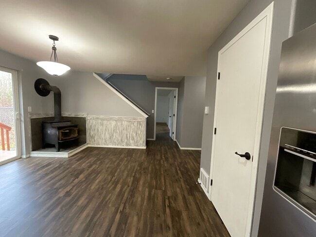 Building Photo - 5 Bedroom Home on 5 Acres!