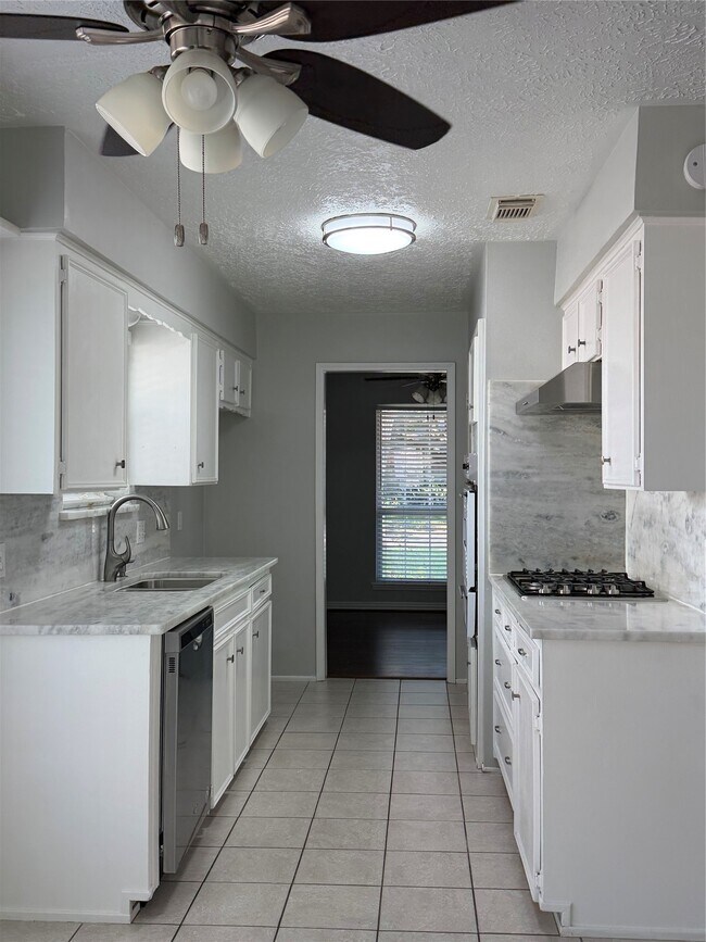 Building Photo - 11107 Sageking Dr