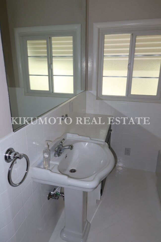 Building Photo - 2 bedrooms, 1 bath, Large 2 car garage & carport