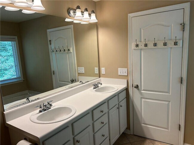 Building Photo - 130 Creekwood Tr