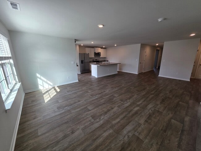 Building Photo - 3 BR 2 BA in Towne Pointe