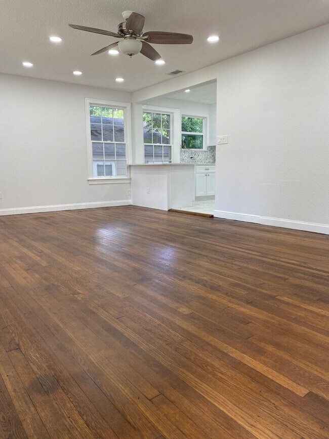 Building Photo - UT PRE LEASE: Charming 3 bed / 2 bath Hous...