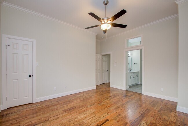 Building Photo - 1733 Tuam St