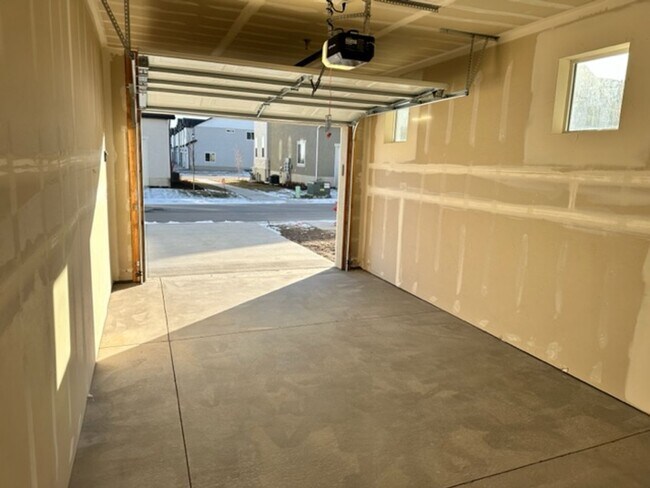 Building Photo - Gorgeous Condo!